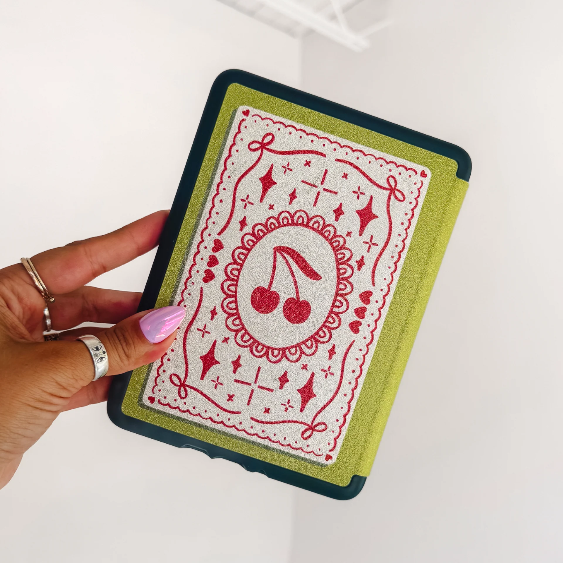 Queen of Hearts • Kindle Case - Image 9